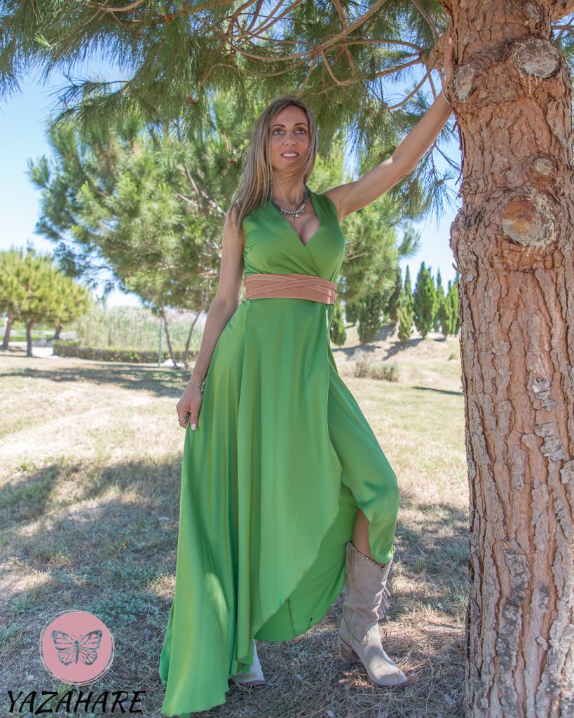 YAZAHARE (1). Eva en un vestido verde, foto para tienda online en Valencia.