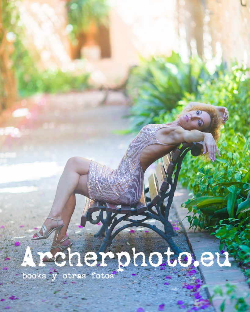 Eva, 2019 (2). Eva sentada posando en unos jardines de Valencia, fotografía de Archerphoto, fotografos Valencia.