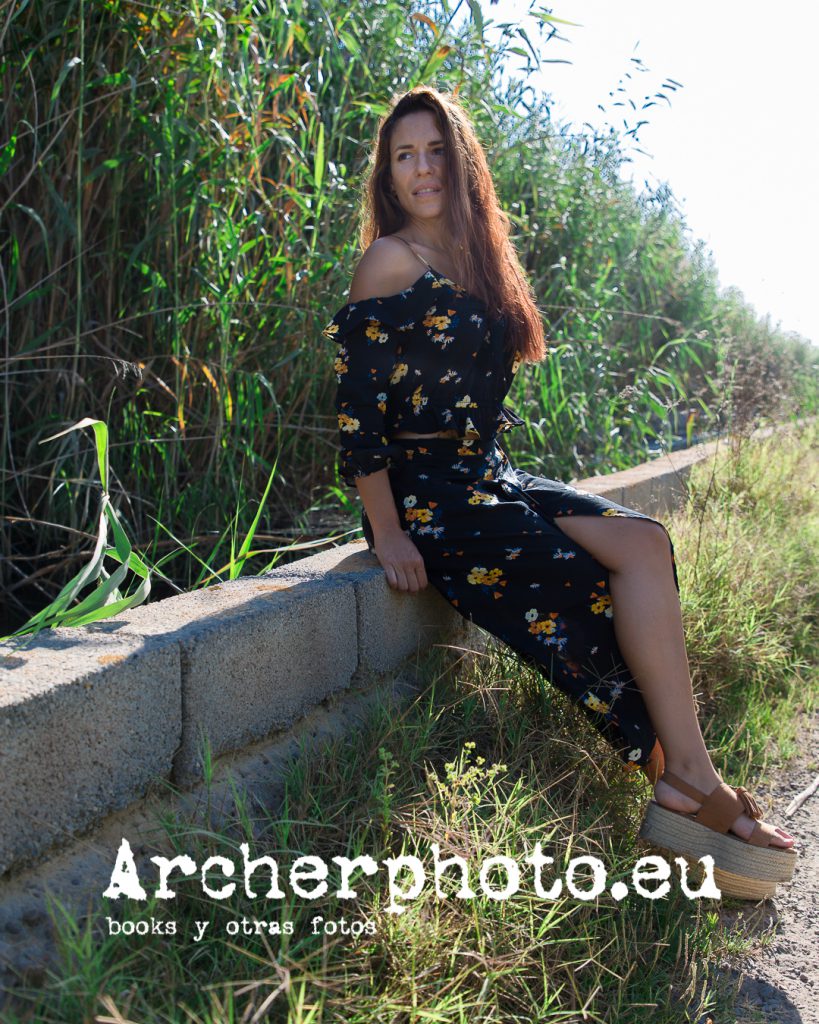 Laura, 2019 (3), retrato de Laura en la marjal, sentada sobre un muro, por Archerphoto, fotografos Valencia, books para modelos.
