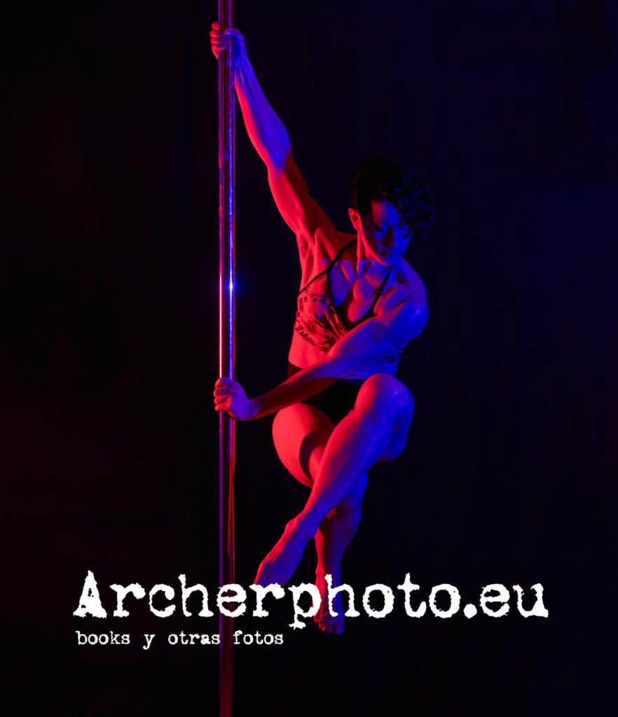 Reina, 2024 (3): Poledance en bitono por Archerphoto, fotógrafo profesional en València.