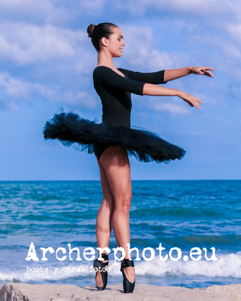 Ava, 2014 (1), bailarina frente al mar