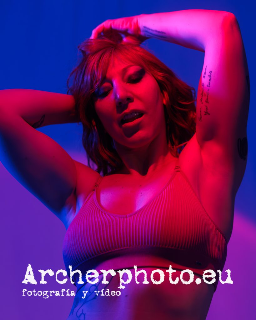 Ce'Nedra, 2023 (6). Rojo y azul en estudio. Imagen de Archerphoto, fotógrafo profesional en València.