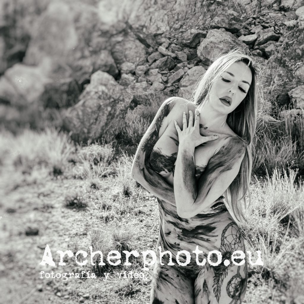 María Roca, 2019 (11), blanco y negro en exteriores por Sergi Albir, fotógrafo profesional