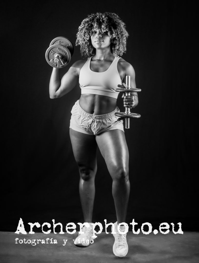 Jerniefit, 2024 (1). Entrenadora fitness en el estudio, por Archerphoto, Sergi Albir, fotógrafo en Alfafar.