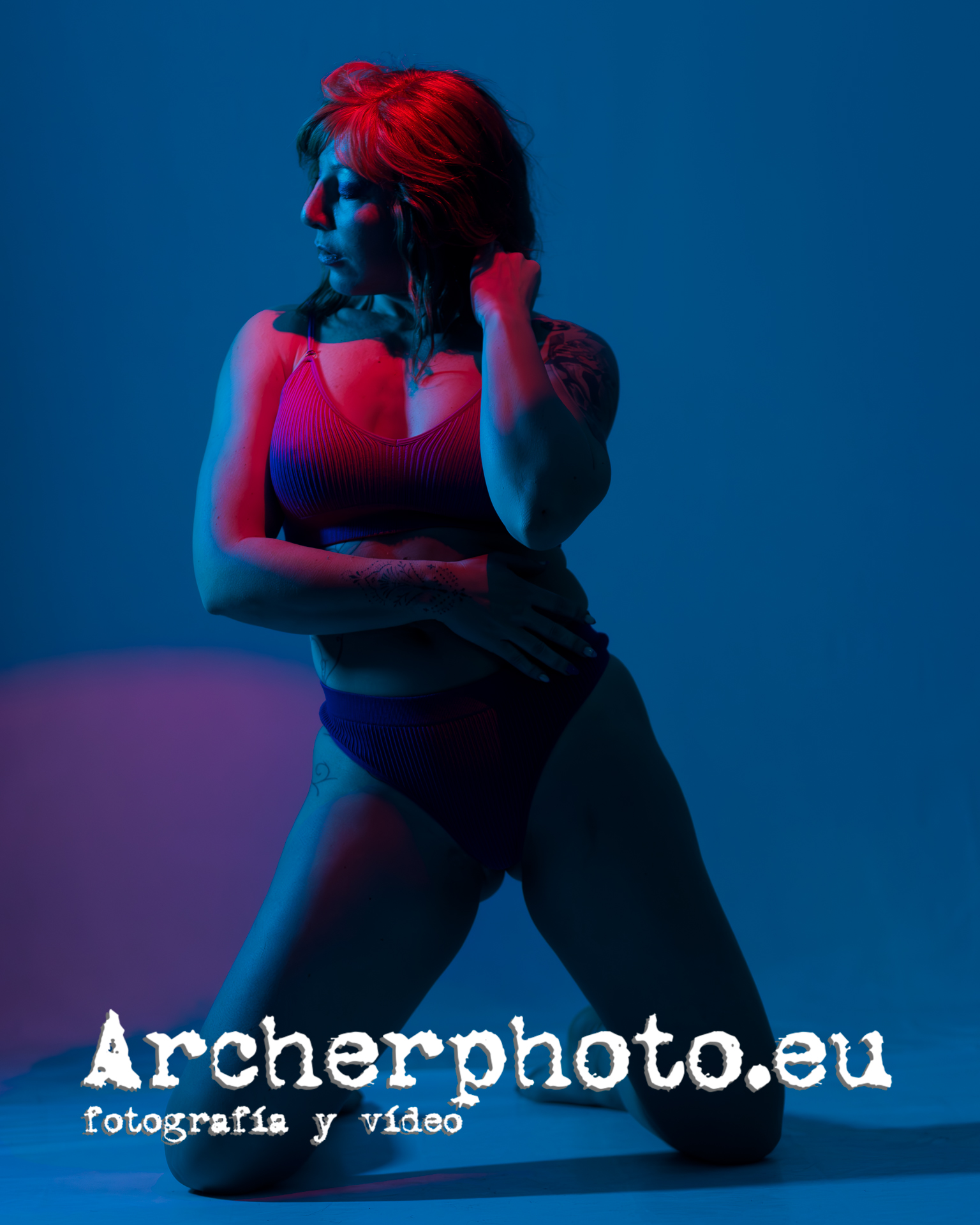 Ce’Nedra, 2023 (7). Rojo y azul en estudio.