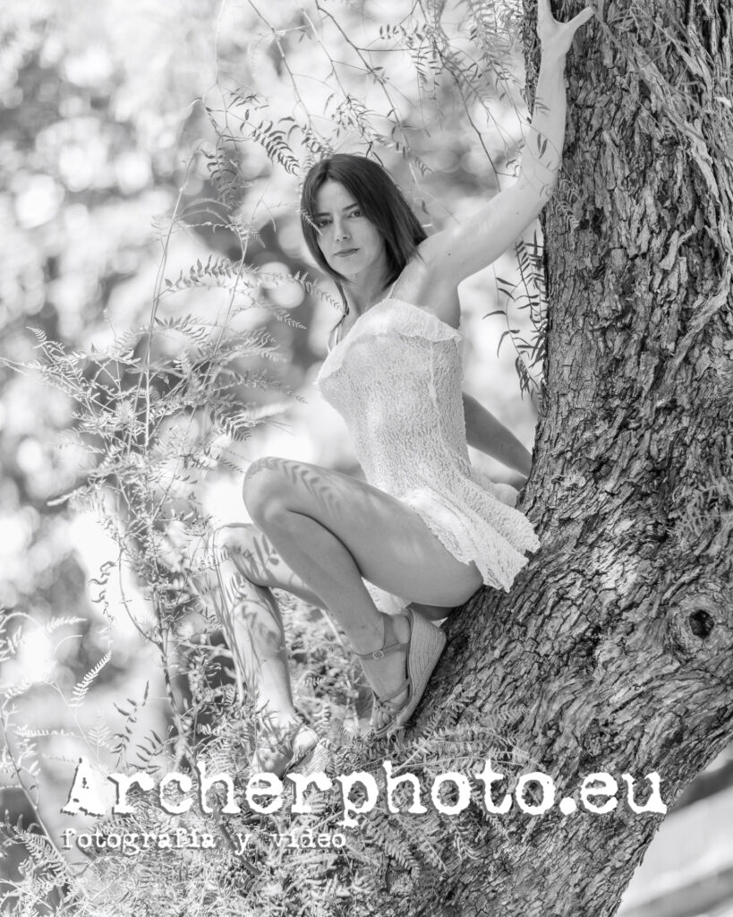 Ana, July 2025 (1), retrato de Ana en Valencia sobre un árbol, en blanco y negro, por Sergi Albir, fotógrafo en València.