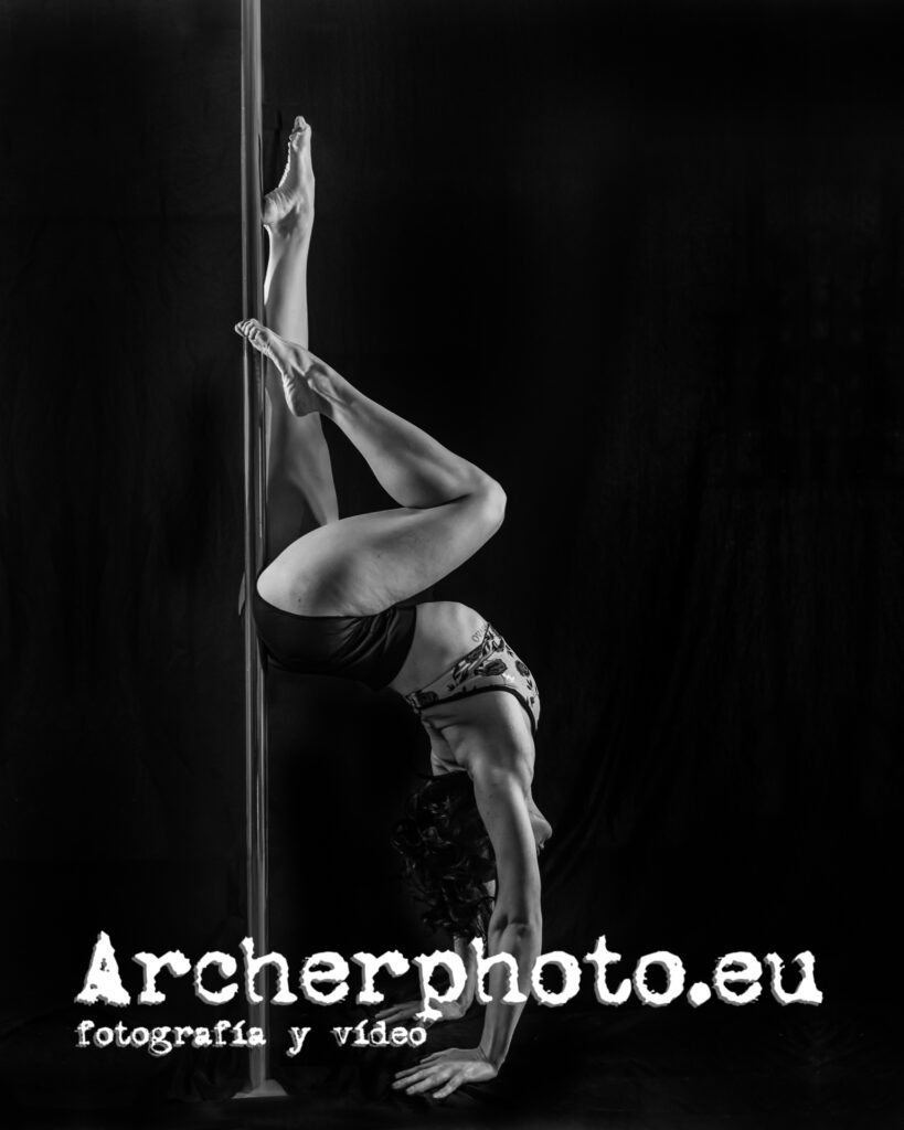 Reina, 2024 (5), poledance en blanco y negro