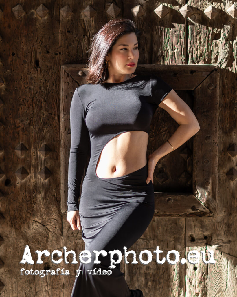 Soliya, abril 2026 (3), leaning on the door, by Archerphoto, professional photographer in Valencia