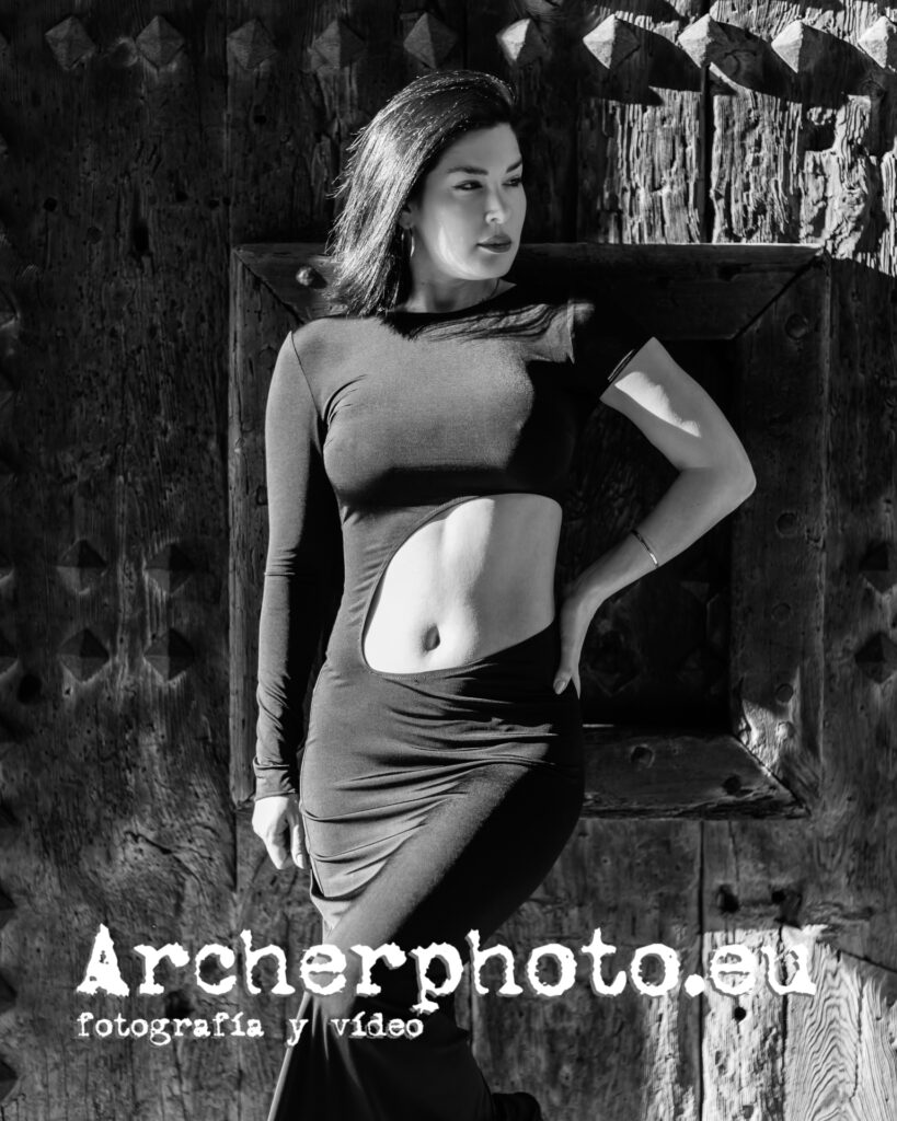 Soliya, abril 2026 (3), leaning on the door, black and white