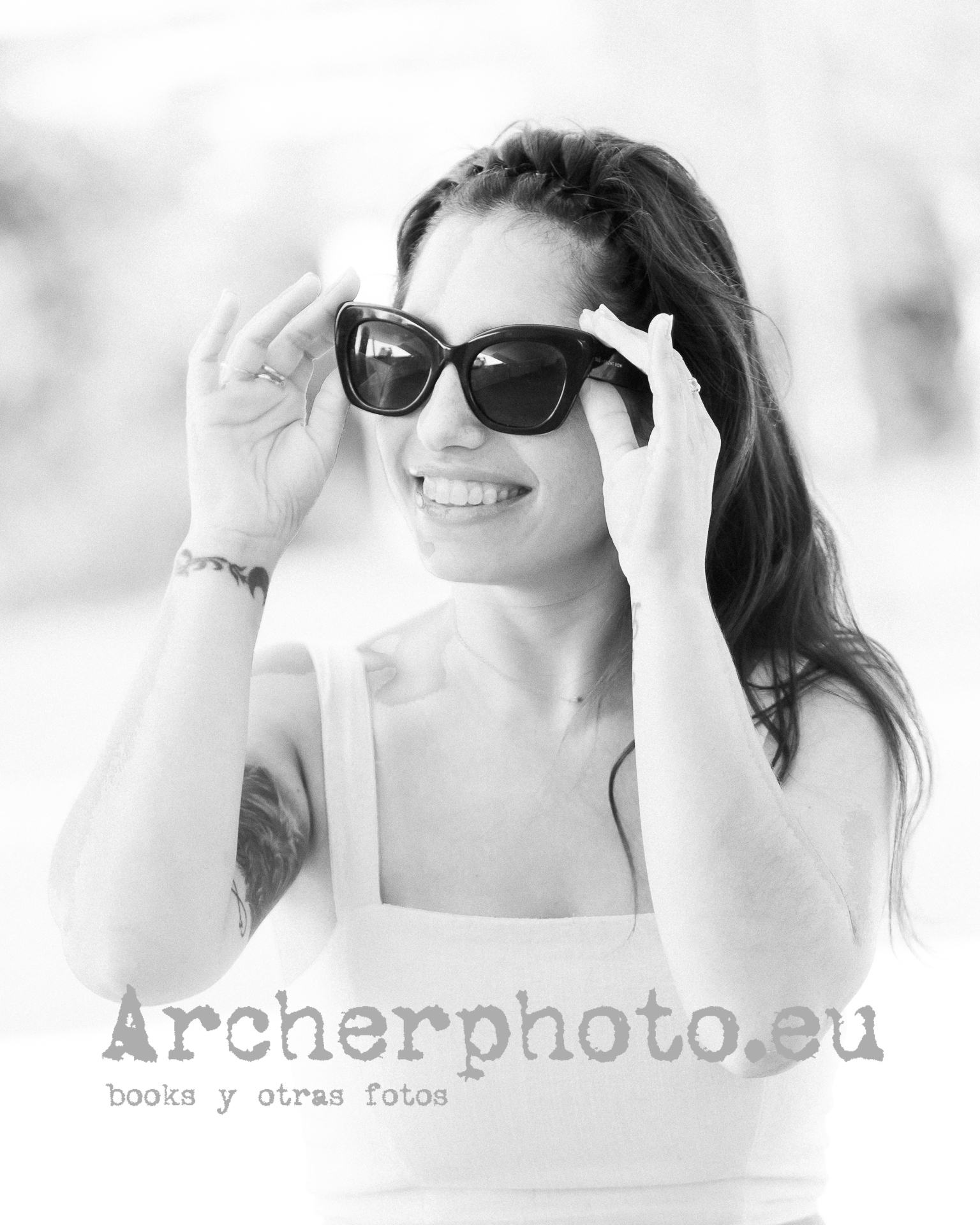 Sara Alarcón, 2024 (2). Retrato en València con gafas de sol