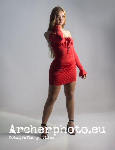 Jennifer, August 2023 (10) con un vestido rojo