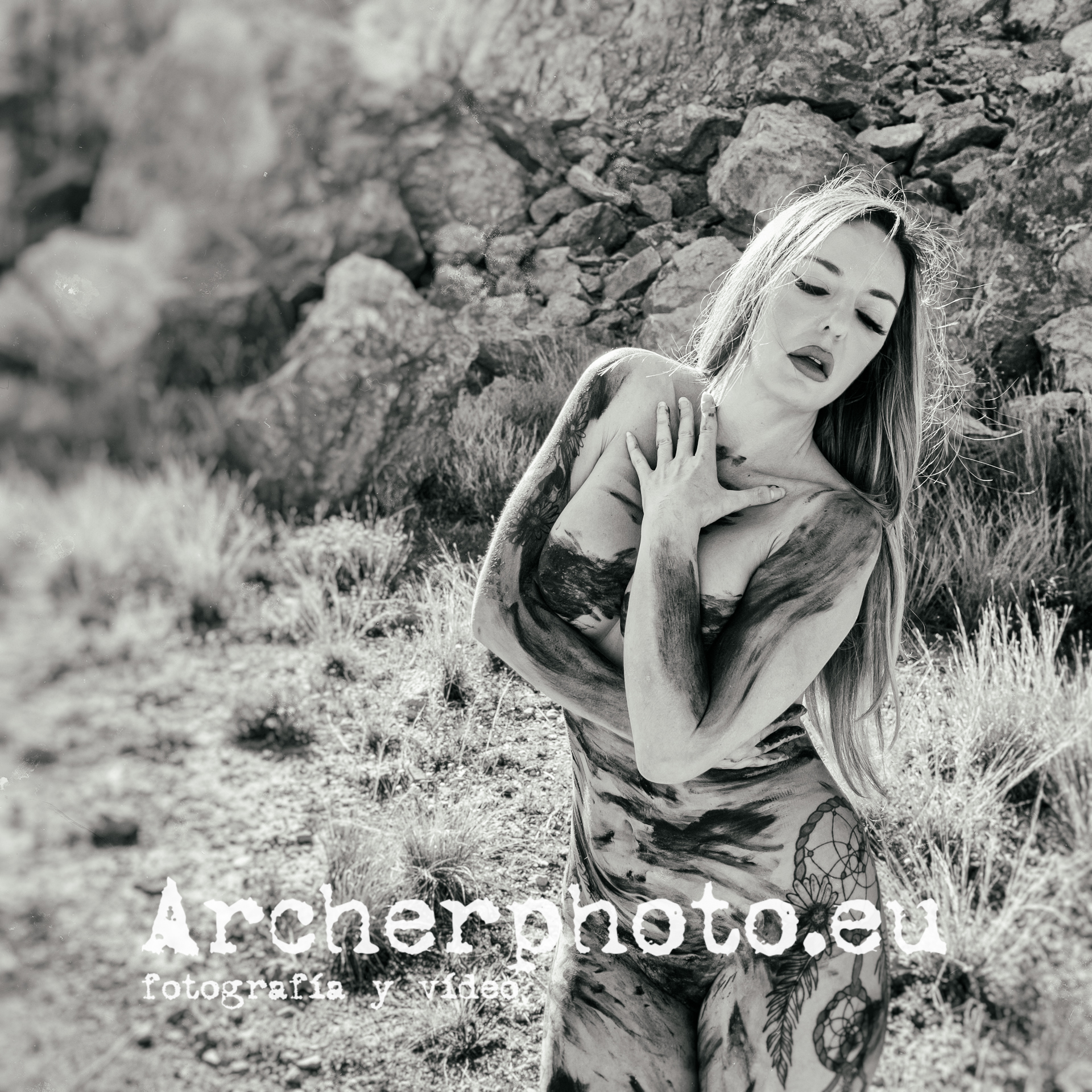 María Roca, 2019 (11), blanco y negro en exteriores