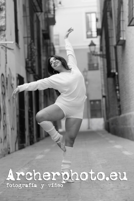 Valeria, septiembre 2025 (5), bailando en la calle