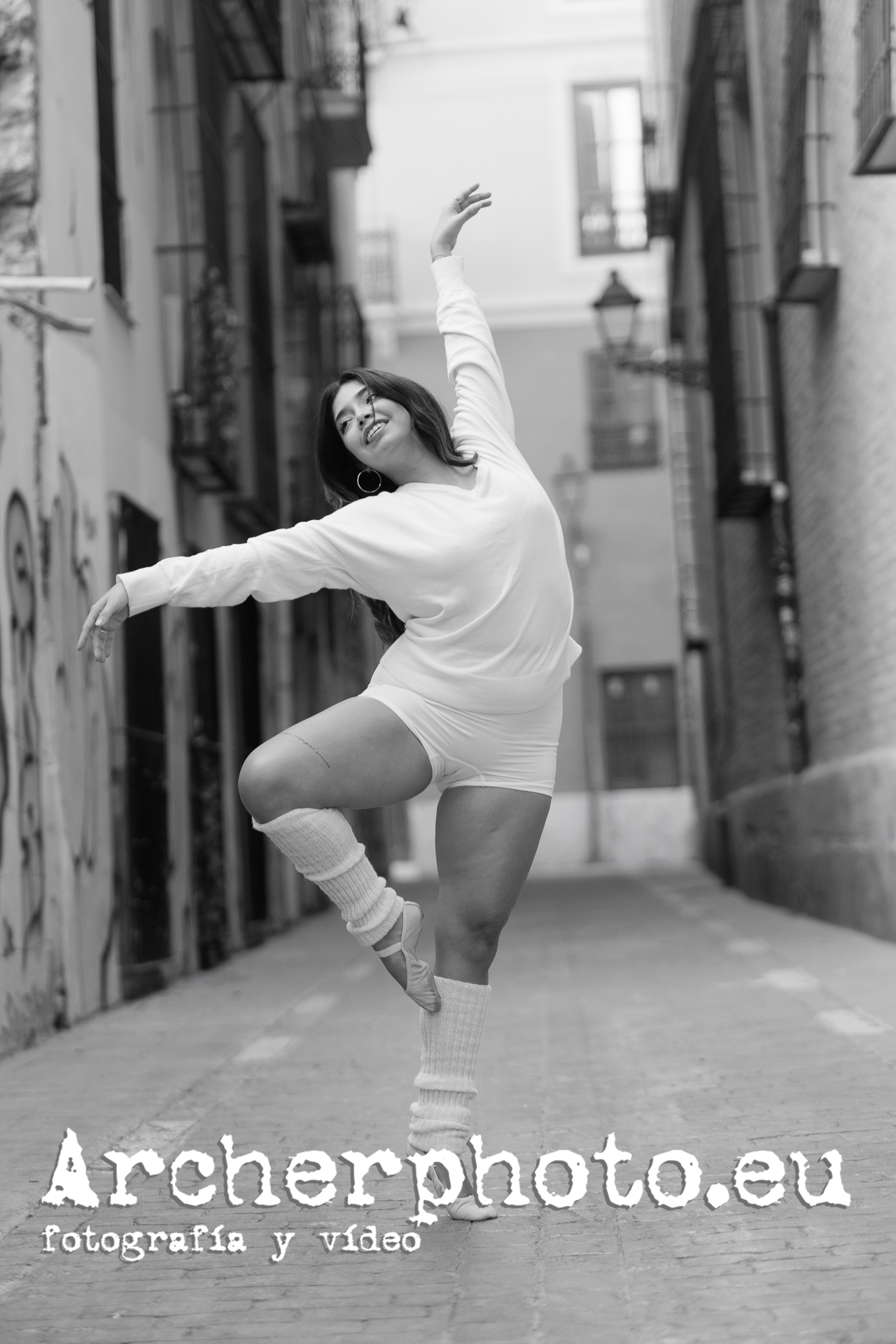 Valeria, septiembre 2025 (5), bailando en la calle