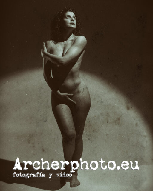 Laura, April 2022 (11), piel y luz, desnudo fotográfico, Archerphoto fotógrafo profesional València