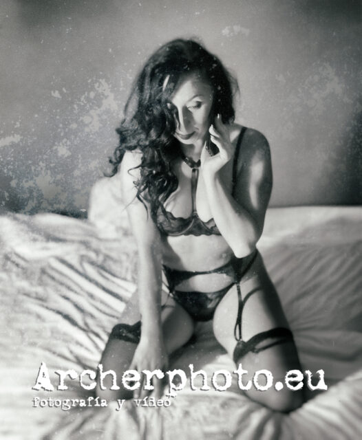 MariaJo en el estudio, 2022 (8), con el teléfono