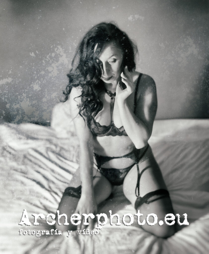 MariaJo en el estudio, 2022 (8), con el teléfono