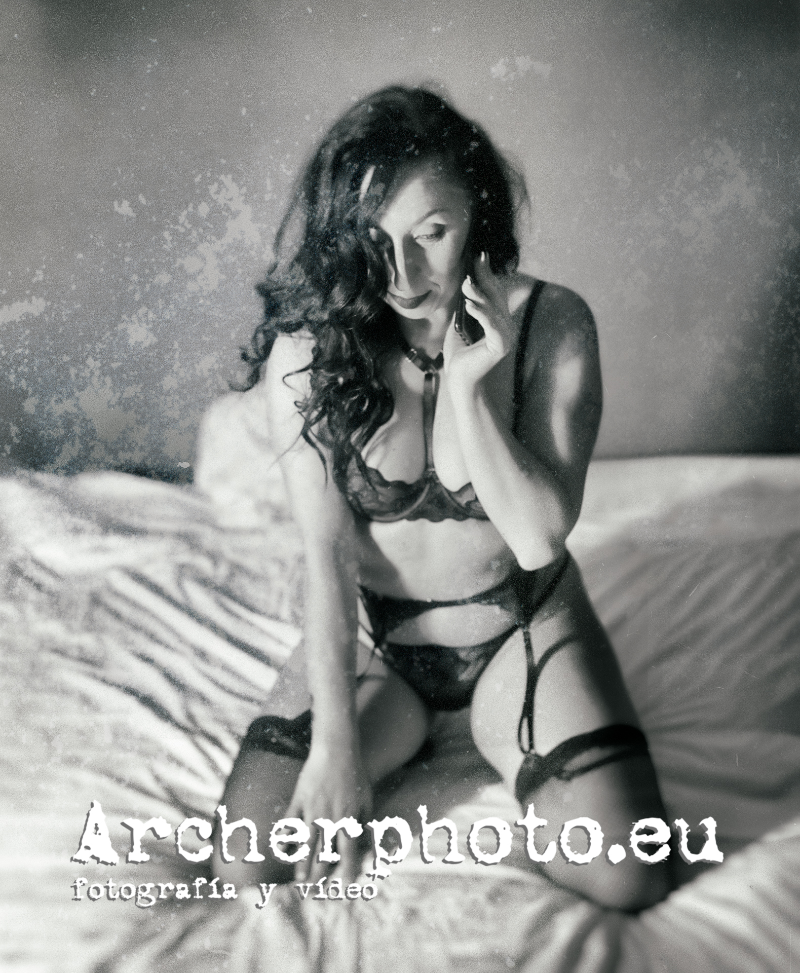 MariaJo en el estudio, 2022 (8), con el teléfono