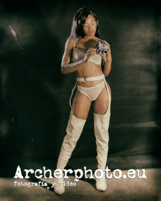 Bety Cris, September 2025 (6), with a camera