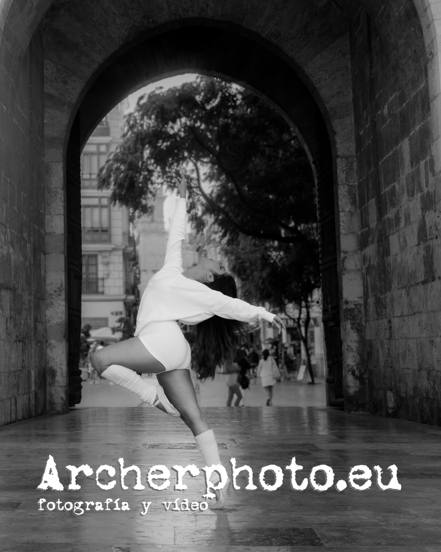 Valeria, septiembre 2025 (8), bailando frente a las torres