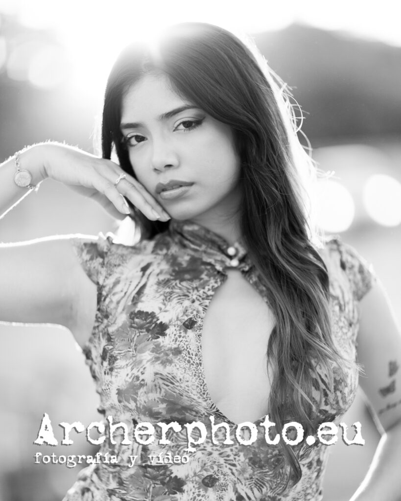 Valeria, septiembre 2025 (9), retrato en contraluz en blanco y negro