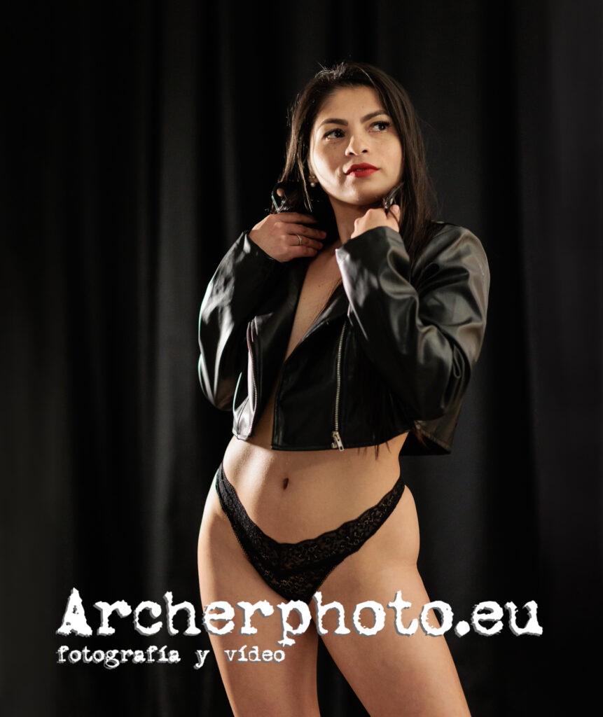 Katherine, 2025 (5). Tres fotos. Modelo con una chaqueta de cuero.