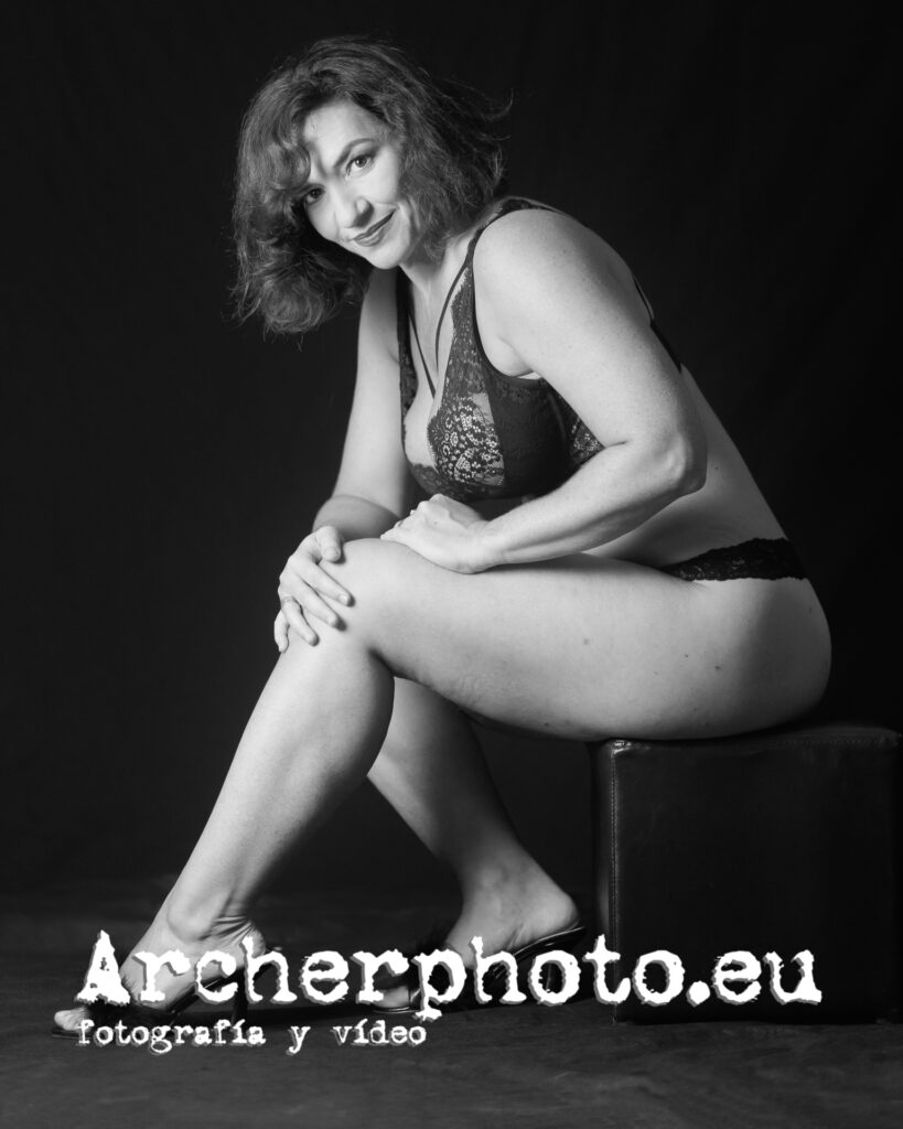 Maloles, 2023 (6), boudoir en el estudio en blanco y negro