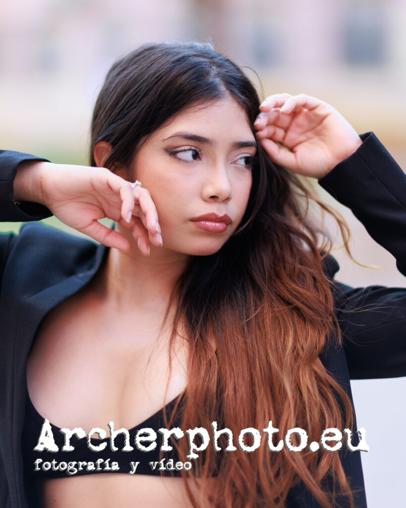 Valeria, septiembre 2025 (10), plano medio editado por Sergi Albir. Retratos en València.