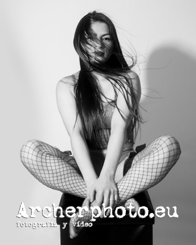 Katherine, 2025 (6). Sentada de nuevo, retrato en estudio fotográfico