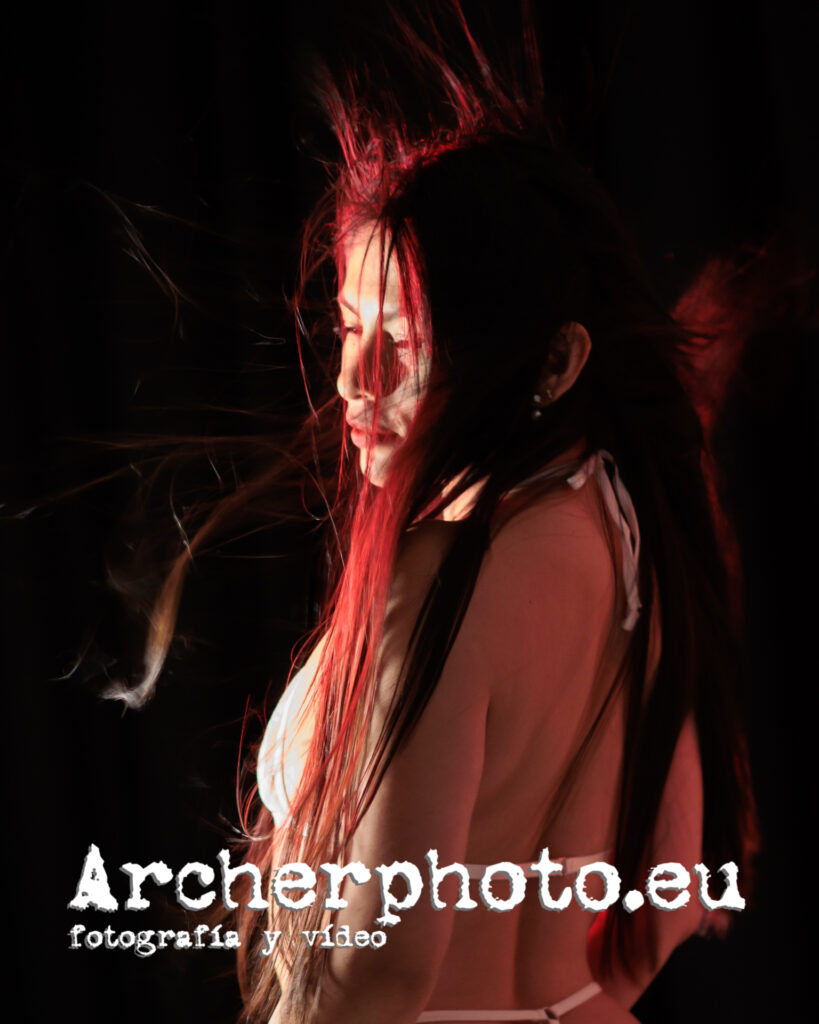 Katherine, 2025 (7). Luces rojas en el estudio.