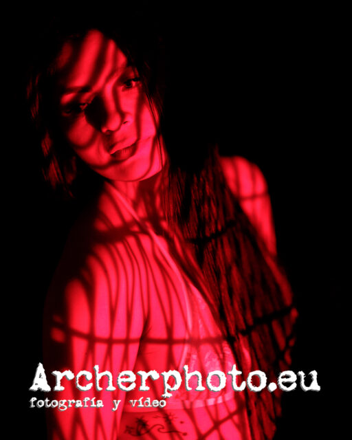 Katherine, 2025 (7). Luces rojas en el estudio.