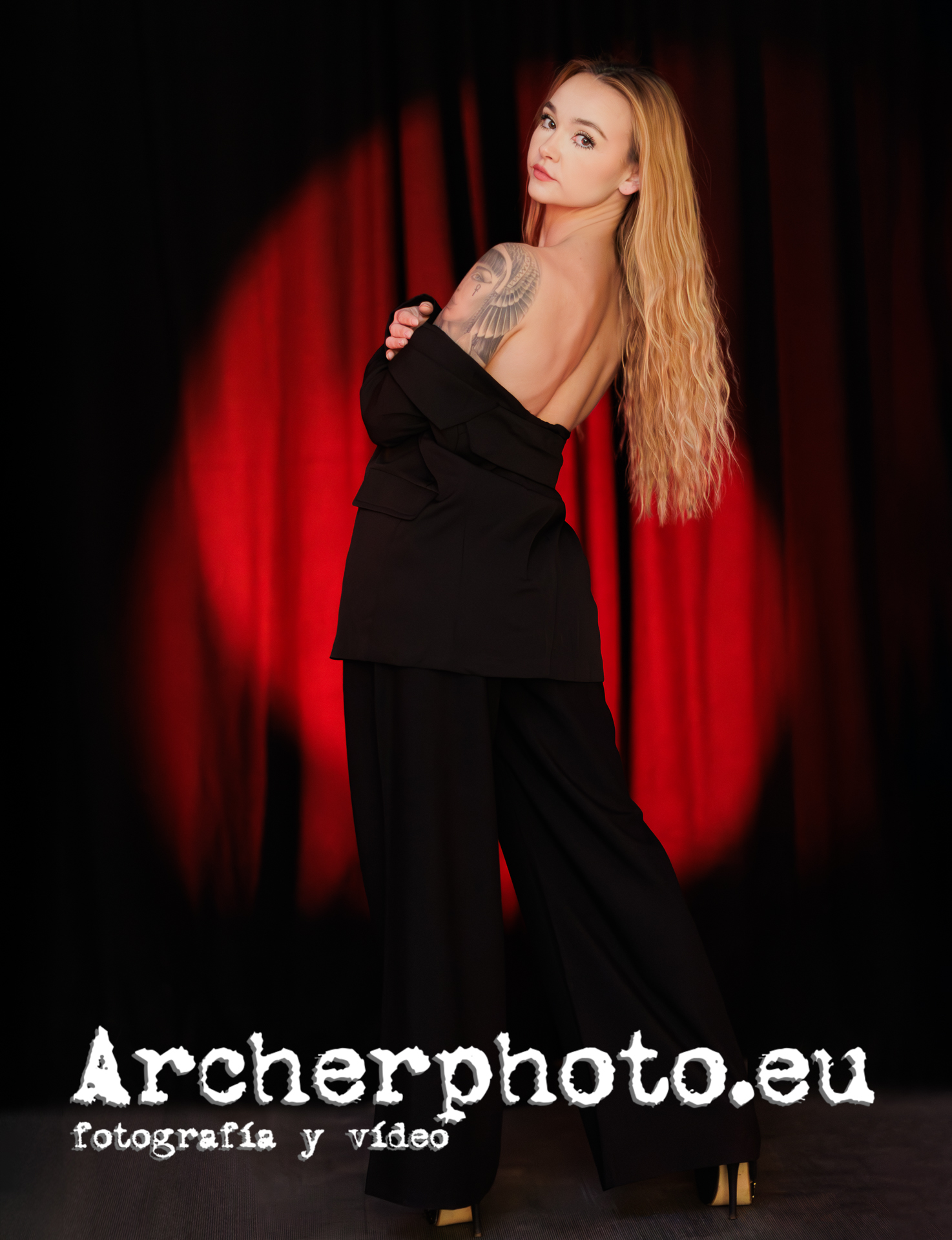 Jennifer, marzo 2026 (3), luces rojas en el estudio