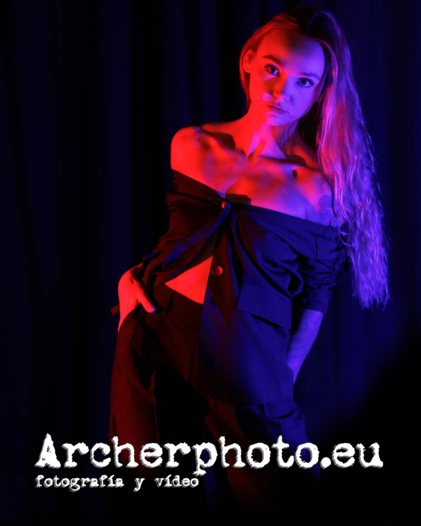 Jennifer, marzo 2026 (2), rojo y azul, fotógrafo Valencia.