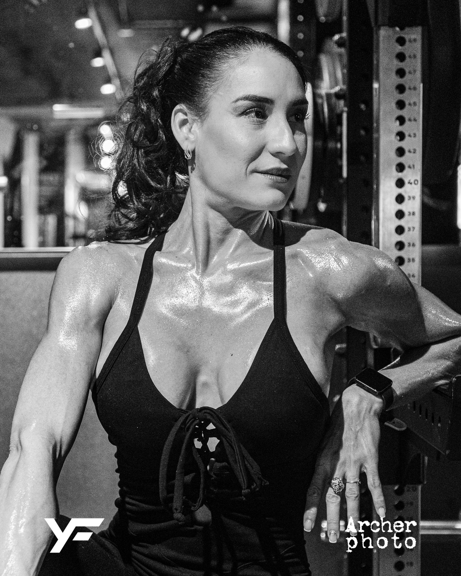 Yami, 2024 (5). Fitness en el gym, blanco y negro.