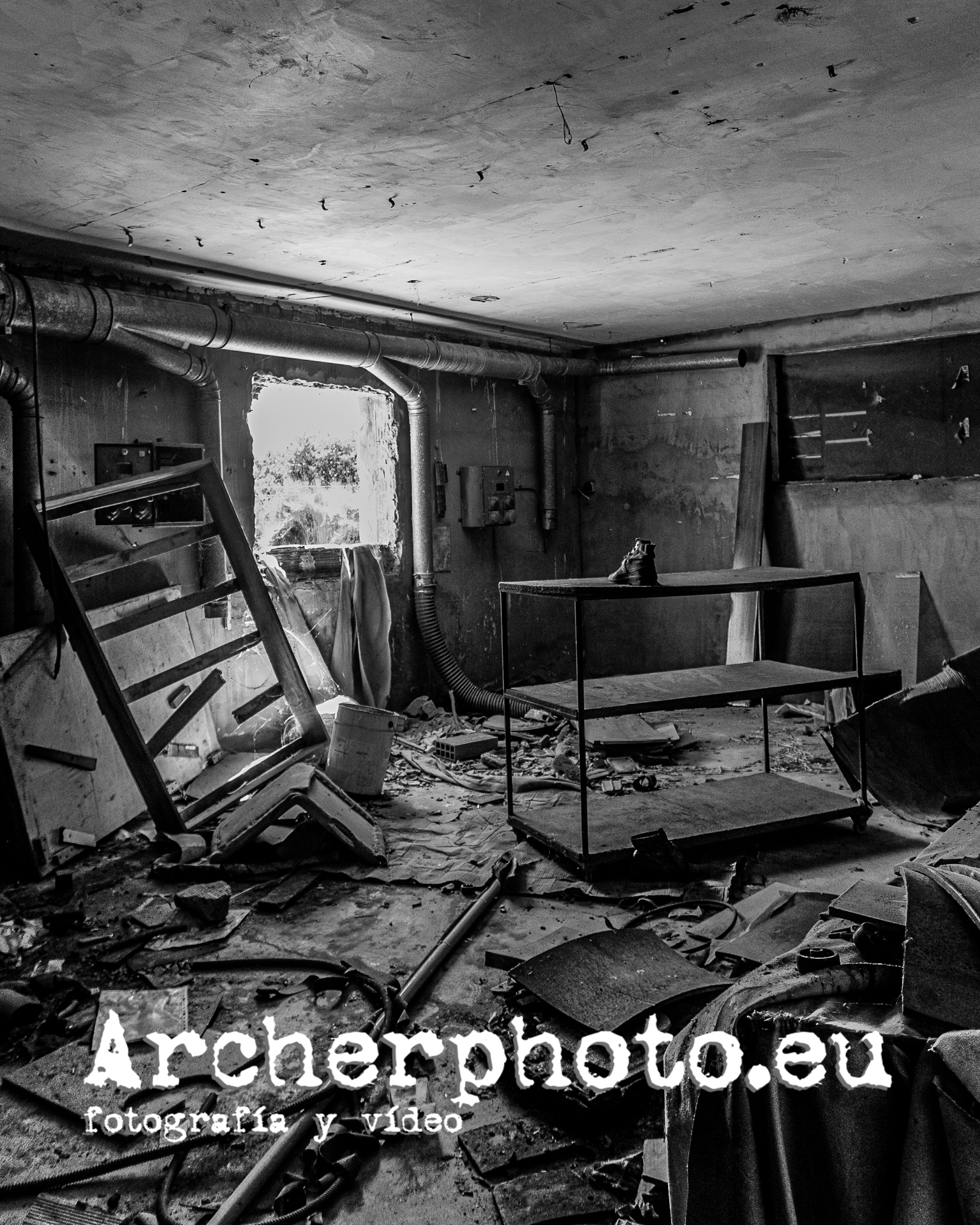 Destrucción, 2022. Caos en blanco y negro.