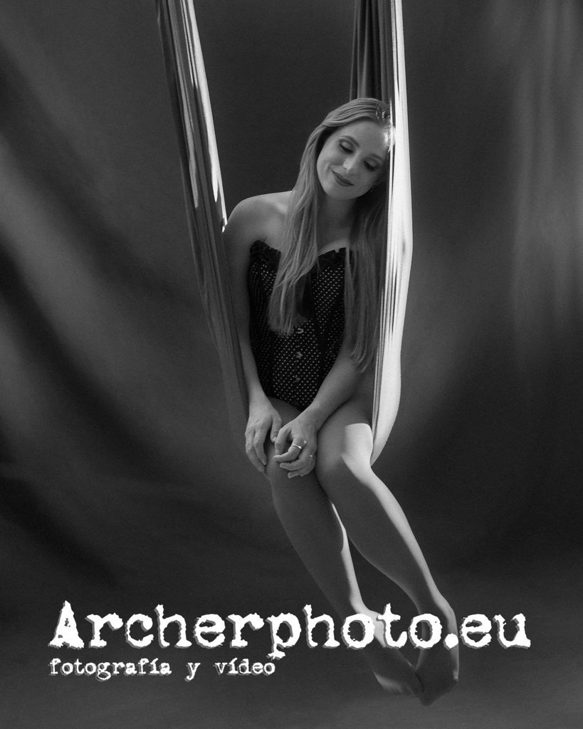 Zaira, 2022 (12), aerialista en blanco y negro