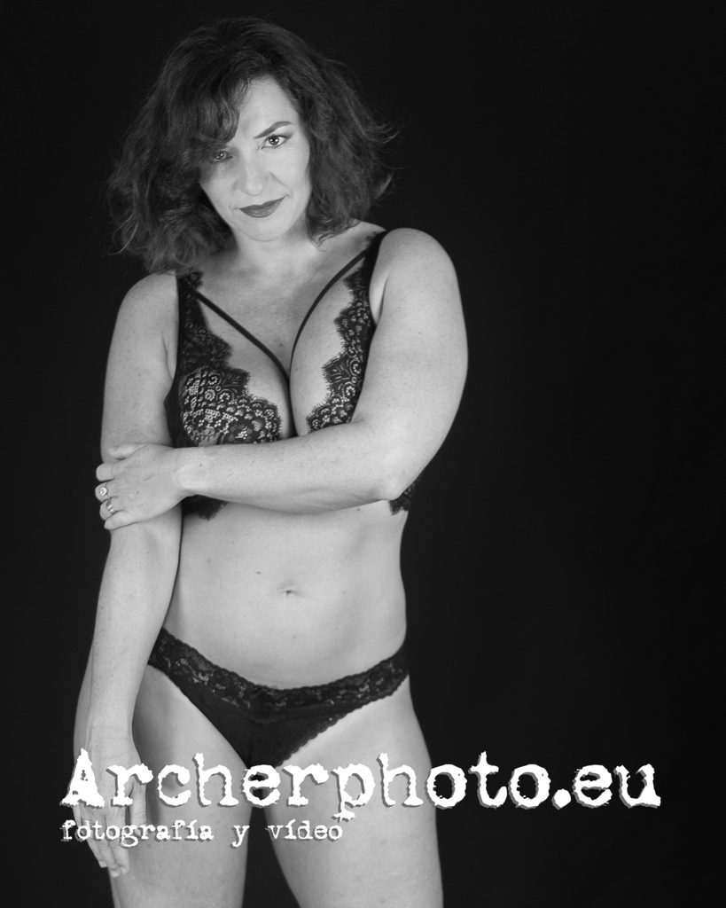 Maloles, 2023 (8), boudoir en blanco y negro en el estudio
